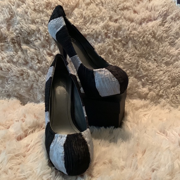 Lady Luxe Heels 👠 BNWOT - Picture 2 of 8